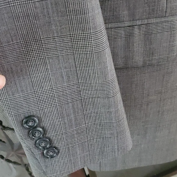 Jos. A. Bank jacket...gray...in very good condition! Size R 42 - Picture 4 of 9